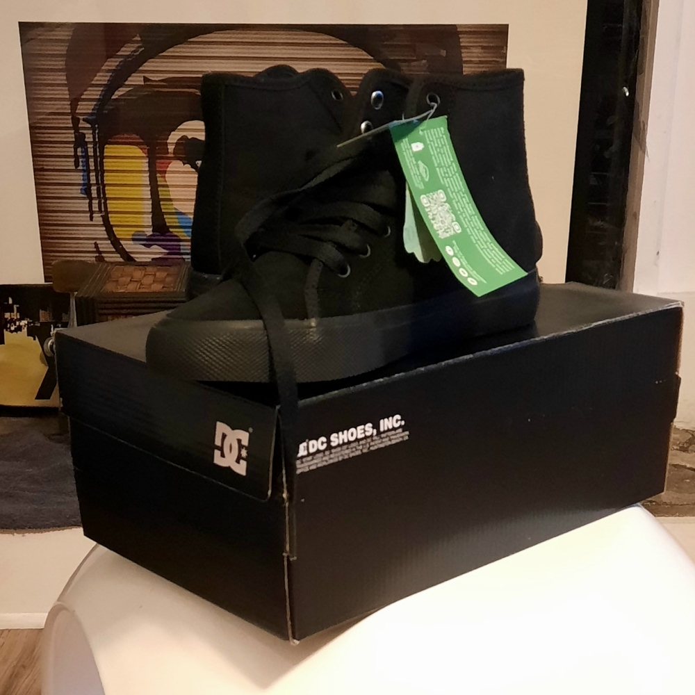 DC Manual Hi Le-  Men sz 6/7.5  New in box